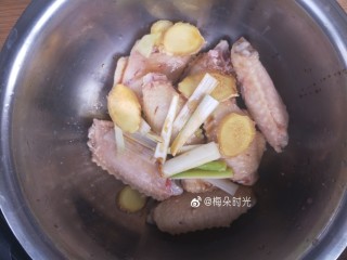 可乐鸡翅,然后放小盆里，加葱段，姜片，料酒，一点盐，少量生抽，盖保鲜膜腌制半小时。