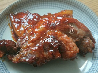 电饭煲版叉烧肉,把肉拿出来放凉。