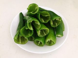 超级下饭菜  油焖尖椒,把所有小辣椒都处理好