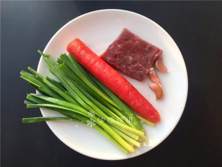 胡萝卜炒牛肉丝,准备材料如图。