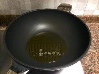 胡萝卜炒牛肉丝,热锅倒油烧至八成热。