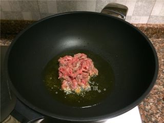 胡萝卜炒牛肉丝,放入牛肉丝快速翻炒变色断生。