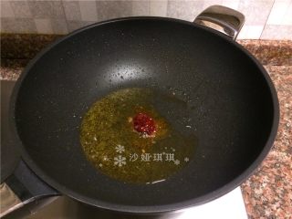 胡萝卜炒牛肉丝,放入1勺豆瓣酱翻炒出香味。