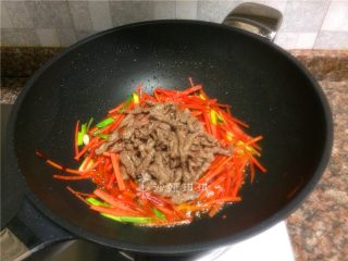 胡萝卜炒牛肉丝,放入牛肉丝翻炒20秒。