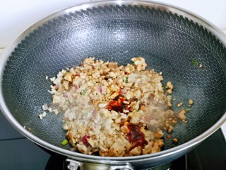 肉酱拌面,再加入蚝油，翻炒均匀。