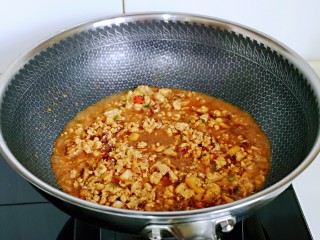 肉酱拌面,加入半小碗纯净水，大火烧开转中火翻炒1分钟。