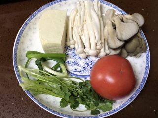 番茄豆腐菌菇汤,准备好所有食材，豆腐，平菇，海鲜菇，番茄，葱，香菜。