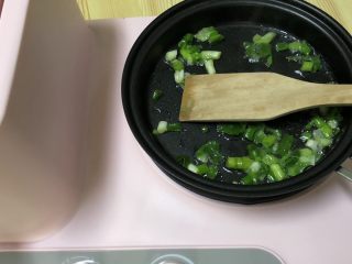 番茄豆腐菌菇汤,煎炒锅倒入少许油爆香葱花。