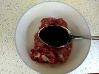 酱香肉沫四季豆,往肉沫中加入一勺生抽
