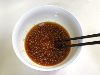 蜜汁鸡翅,倒入热开水，搅拌均匀。