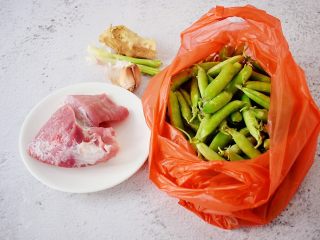 豌豆炒肉丁,准备好材料