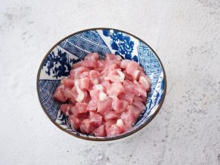 豌豆炒肉丁,猪肉洗净切成丁，加入料酒、淀粉、盐抓匀腌制备用