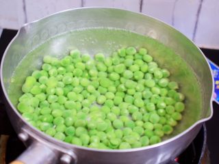 豌豆炒肉丁,锅中倒入适量的水烧开，再放入豌豆