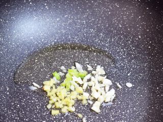 豌豆炒肉丁,另起锅倒入适量的食用油烧热，放入葱姜蒜炒出香味