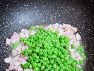 豌豆炒肉丁,加入豌豆