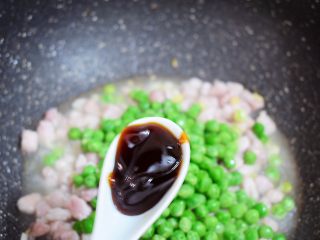 豌豆炒肉丁,加入蚝油