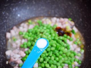 豌豆炒肉丁,加入盐