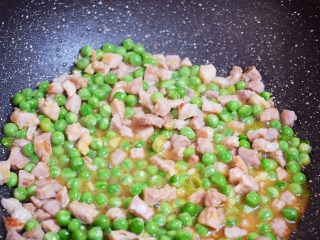 豌豆炒肉丁,翻炒均匀即可