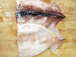 韭菜鱿鱼,鱿鱼洗净撕去黑膜。
