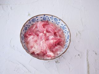 黄瓜鸡蛋炒肉片,猪肉洗净切成薄片，加入1汤题料酒、玉米淀粉1茶匙，盐适量抓匀腌制备用