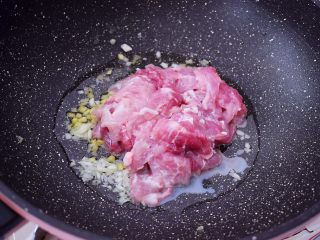 黄瓜鸡蛋炒肉片,加入猪肉