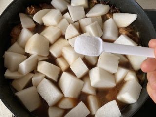 萝卜牛腩煲,加入萝卜块，少许盐糖调味。