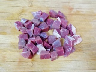 土豆烧牛肉,牛肉用凉水泡一个小时左右，中间多换几次水，直到没有血水，泡过的牛肉冲洗干净切成块。