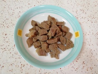 土豆烧牛肉,焯过水的牛肉用凉水冲洗干净，控一下水备用。