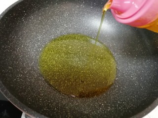 土豆烧牛肉,炒锅内倒入适量的食用油烧热。