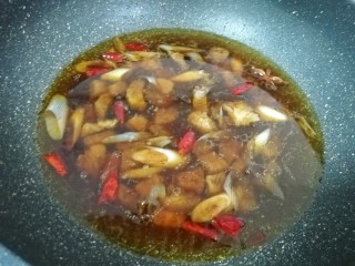 土豆烧牛肉,加入一大碗开水。