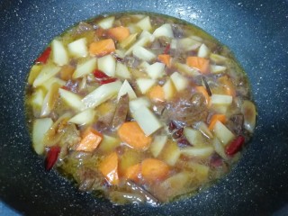 土豆烧牛肉,继续炖五分钟左右。