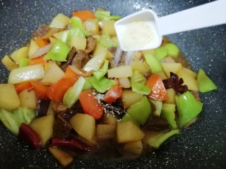 土豆烧牛肉,放鸡精翻炒均匀出锅。