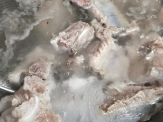 山药排骨汤,撇去浮沫后捞出