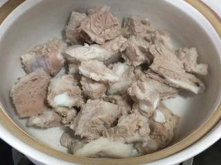 山药排骨汤,另起砂锅，放足量的矿泉水，放入焯过的排骨