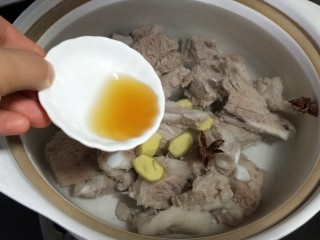 山药排骨汤,倒入适量的黄酒