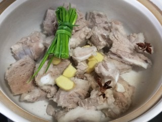 山药排骨汤,放入葱结，大火煮开