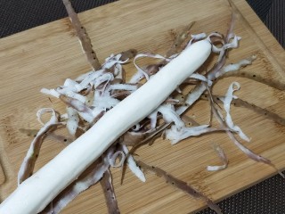 山药排骨汤,山药削皮，最好戴着手套操作