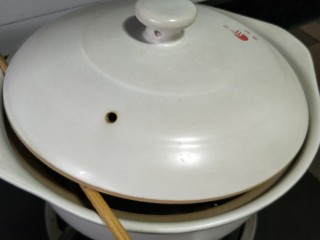 山药排骨汤,煲汤时，如果汤比较多时，可以用根筷子，这样可以防上溢锅
