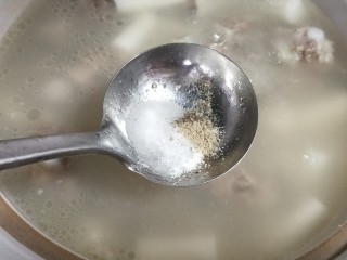 山药排骨汤,放盐，少许胡椒粉调味