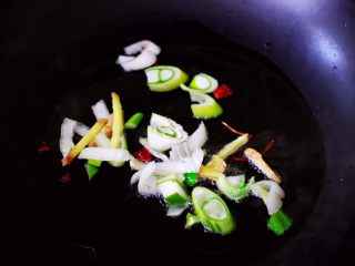 番茄肉丸汤,锅中倒入花生油烧热后，先小火炒香八角后，再爆香葱姜。