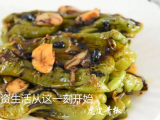 “虎皮青椒”美味又下饭，上桌分分钟变光盘,超级下饭菜就完成啦~！