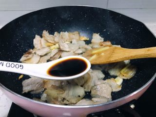 下饭菜之青椒炒肉片,放一勺生抽入锅调色