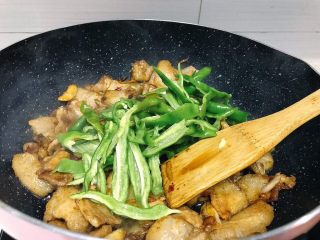 下饭菜之青椒炒肉片,将青椒放入锅中