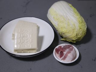 白菜豆腐汤,材料准备好