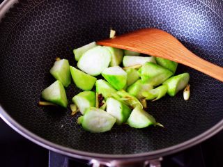 丝瓜花蛤炖豆腐,加入丝瓜块大火翻炒至变软。