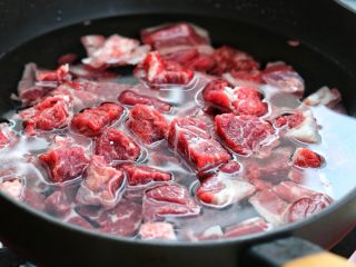 西红柿土豆炖牛肉,把牛肉冷水下锅，大火煮开后用勺子撇去表面的浮沫。