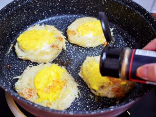 鸟巢土豆,出锅前撒上孜然粉即可享受美食了。