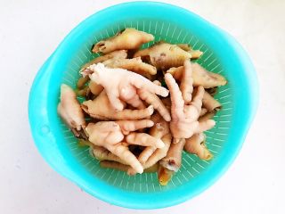 私房菜  密制酸辣鸡爪,把鸡爪捞出来，沥干水份