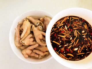 私房菜  密制酸辣鸡爪,在鸡爪中倒入调好的料汁