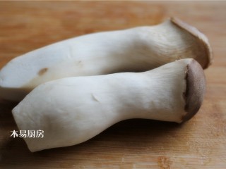 蚝油杏鲍菇,把两个杏鲍菇，冲洗干净，备用。